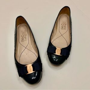 Salvatore Ferragamo Varina Navy Perforated Patent Leather Bow Ballet Flats Sz 7